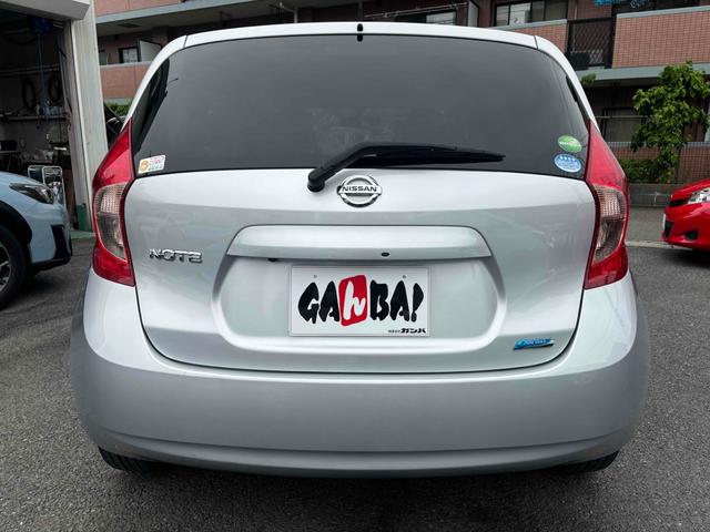 ノート Ｘ　全周囲カメラ　ナビ　スマートキー　アイドリングストップ　電動格納ミラー　ＣＶＴ　盗難防止システム　衝突安全ボディ　ＡＢＳ　ミュージックプレイヤー接続可　エアコン　パワーステアリング　パワーウィンドウ（18枚目）