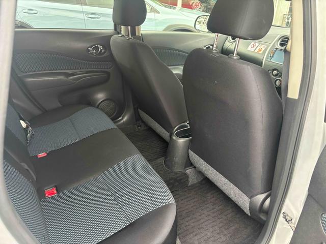 ノート Ｘ　全周囲カメラ　ナビ　スマートキー　アイドリングストップ　電動格納ミラー　ＣＶＴ　盗難防止システム　衝突安全ボディ　ＡＢＳ　ミュージックプレイヤー接続可　エアコン　パワーステアリング　パワーウィンドウ（26枚目）