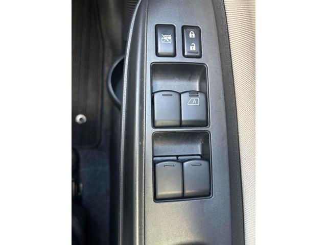 ノート Ｘ　ナビ　レーンアシスト　衝突被害軽減システム　アルミホイール　スマートキー　アイドリングストップ　電動格納ミラー　ＣＶＴ　盗難防止システム　衝突安全ボディ　ＡＢＳ　ＥＳＣ　ミュージックプレイヤー接続可（7枚目）