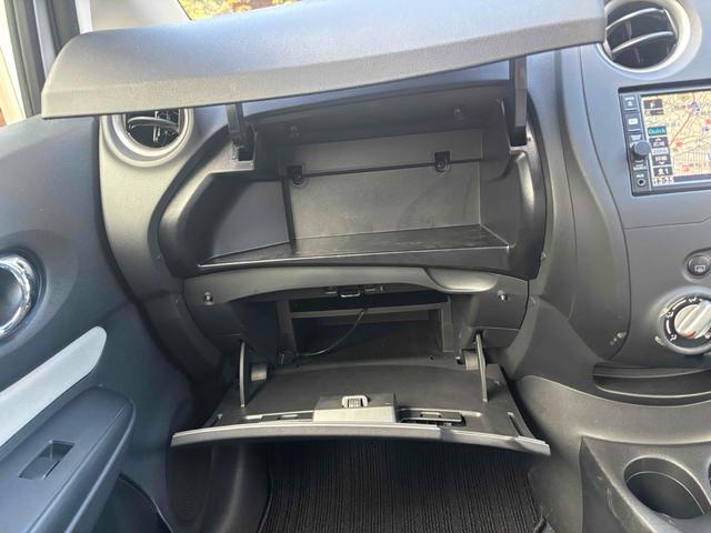 ノート Ｘ　ナビ　レーンアシスト　衝突被害軽減システム　アルミホイール　スマートキー　アイドリングストップ　電動格納ミラー　ＣＶＴ　盗難防止システム　衝突安全ボディ　ＡＢＳ　ＥＳＣ　ミュージックプレイヤー接続可（8枚目）