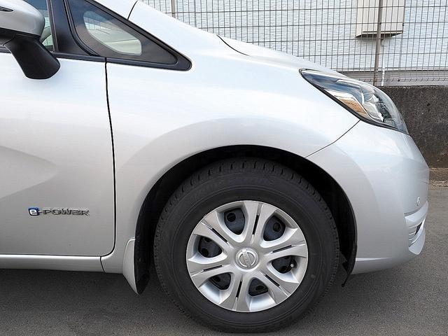 ノート ｅ－パワー　Ｘ　◆インテリジェントエマージェンシーブレーキ◆踏み間違い衝突防止◆ＬＤＷ（車線逸脱警報）◆フロント＆バックソナー◆ナビ◆フルセグ◆Ｂｌｕｅｔｏｏｔｈ◆アラウンドビュー◆スマート・ルームミラー◆ＥＴＣ（4枚目）
