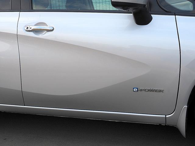 ノート ｅ－パワー　Ｘ　◆インテリジェントエマージェンシーブレーキ◆踏み間違い衝突防止◆ＬＤＷ（車線逸脱警報）◆フロント＆バックソナー◆ナビ◆フルセグ◆Ｂｌｕｅｔｏｏｔｈ◆アラウンドビュー◆スマート・ルームミラー◆ＥＴＣ（5枚目）