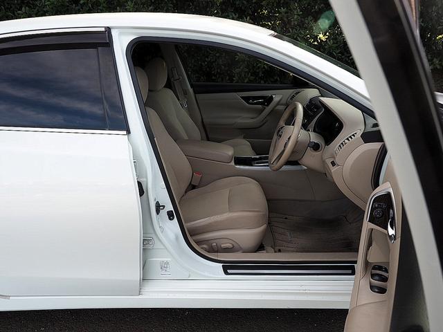 運転席には、パワーシート機能が装備されております！！