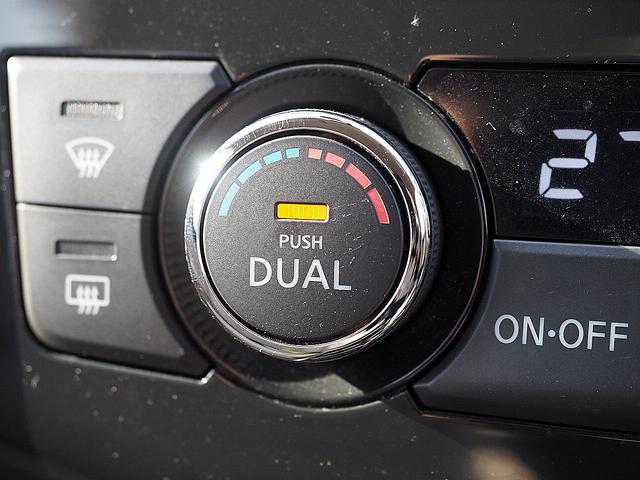 【装備品】　エアコン独立温度調整機能スイッチ（運転席、助手席）です！！！！