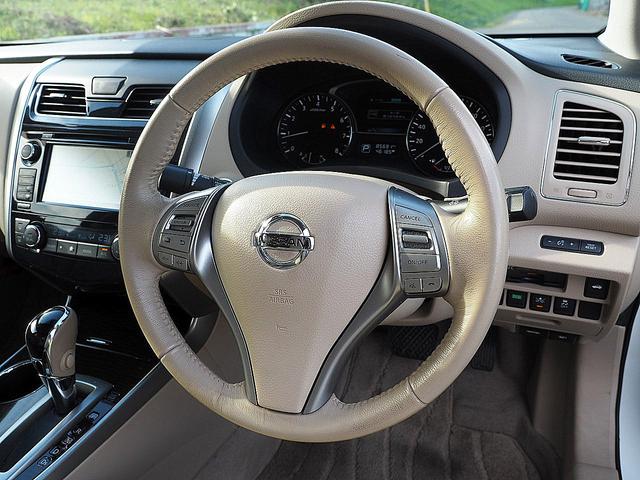 【装備品】　本革巻３本スポークステアリング＆シフトノブが装備されております！！