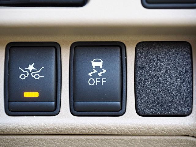 【装備品】　ＶＤＣ（ビークルダイナミクスコントロール）、トラクションコントロールが装備されております！！