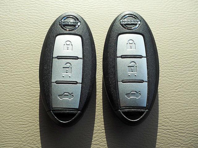 【装備品】　キーを取り出すことなくドアの施錠・解錠やエンジン始動が可能になる大変便利な　「インテリジェントキーシステム」　付きです！エンジンの始動停止は、ワンプッシュ！プッシュ式エンジンスタートです！