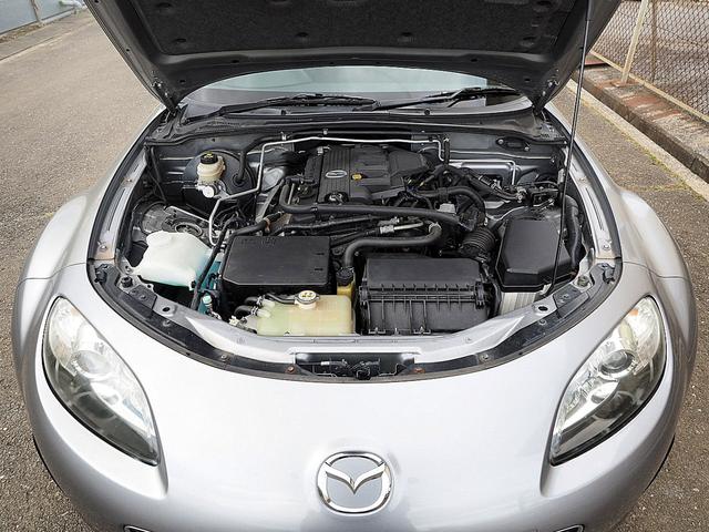 エンジンは、２Ｌ直列４気筒エンジンが搭載されております！！ミッションは、電子制御６速オートマチック（アクティブマチック）です！！駆動方式は、ＦＲです！！