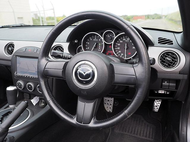 【装備品】　本革巻きステアリングが装備されております！！