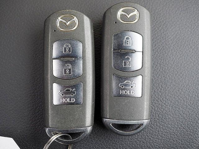 【装備品】　アドバンストキーを携帯することで、すべてのドアとリアゲートの施錠・解錠やエンジンの始動・停止ができる「アドバンストキーレスエントリー＆スタートシステム」が装備されております！！