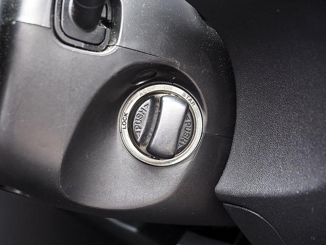 【装備品】　アドバンストキーを携帯することで、すべてのドアとリアゲートの施錠・解錠やエンジンの始動・停止ができる「アドバンストキーレスエントリー＆スタートシステム」が装備されております！！