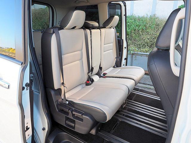 セレナ ライダーオテック３０ｔｈアニバサリプロパイロットＥＤ　プロパイロット／インテリジェントクルーズコントロール／エマブレ／踏み間違い衝突防止／電動パーキングブレーキ／両側ハンズフリー＆ワンタッチオートスライド／ナビ／ＴＶ／バックモニター／本革／シートヒーター（24枚目）