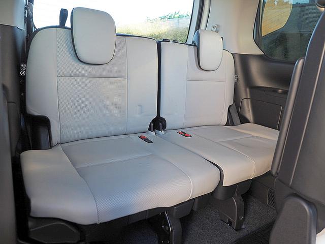 セレナ ライダーオテック３０ｔｈアニバサリプロパイロットＥＤ　プロパイロット／インテリジェントクルーズコントロール／エマブレ／踏み間違い衝突防止／電動パーキングブレーキ／両側ハンズフリー＆ワンタッチオートスライド／ナビ／ＴＶ／バックモニター／本革／シートヒーター（25枚目）