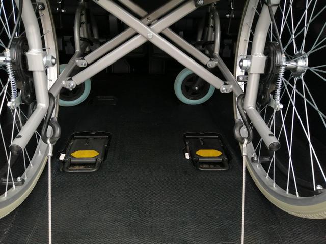 ノア Ｓｉ　車いす仕様車　スロープタイプ　タイプ２　サードシート付　車検２年付　後退防止装置　車いす１名＋５名乗車　通常８名乗車　純正ナビ　バックカメラ　フルセグＴＶ　バックカメラ　フリップダウンモニター　ＥＴＣ　両側パワースライドドア　全国１年保証付き　修復歴無（16枚目）