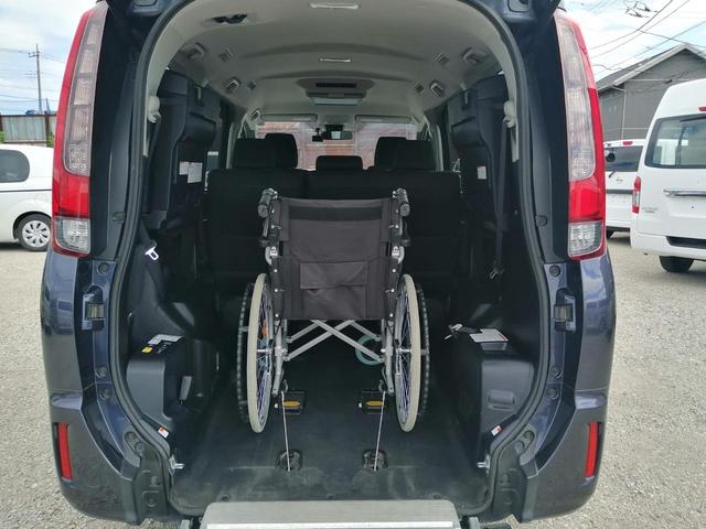 ノア Ｓｉ　車いす仕様車　スロープタイプ　タイプ２　サードシート付　車検２年付　後退防止装置　車いす１名＋５名乗車　通常８名乗車　純正ナビ　バックカメラ　フルセグＴＶ　バックカメラ　フリップダウンモニター　ＥＴＣ　両側パワースライドドア　全国１年保証付き　修復歴無（17枚目）