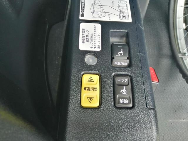 ノア Ｓｉ　車いす仕様車　スロープタイプ　タイプ２　サードシート付　車検２年付　後退防止装置　車いす１名＋５名乗車　通常８名乗車　純正ナビ　バックカメラ　フルセグＴＶ　バックカメラ　フリップダウンモニター　ＥＴＣ　両側パワースライドドア　全国１年保証付き　修復歴無（20枚目）