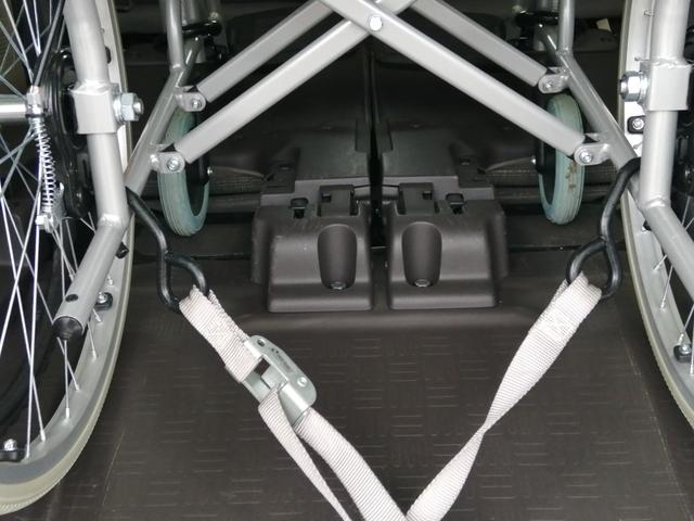 Ｎ－ＢＯＸ 　車検　２年付　車いすスロープ　福祉装置点検済　車いす１名＋２名乗車　通常４名乗車　リモコン式電動ウィンチ　社外ナビ　バックカメラ　ＥＴＣ　全国対応１年保証付き　修復歴無し（14枚目）