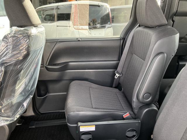 ヴォクシー Ｓ－Ｇ　タイプＩＩ　サードシート付　車検２年付　福祉装置点検済　車いす１名＋４名乗車トヨタセーフティセンス　両側パワースライドドア　ユニバーサルステップ付　全国１年保証付き　修復歴無（50枚目）