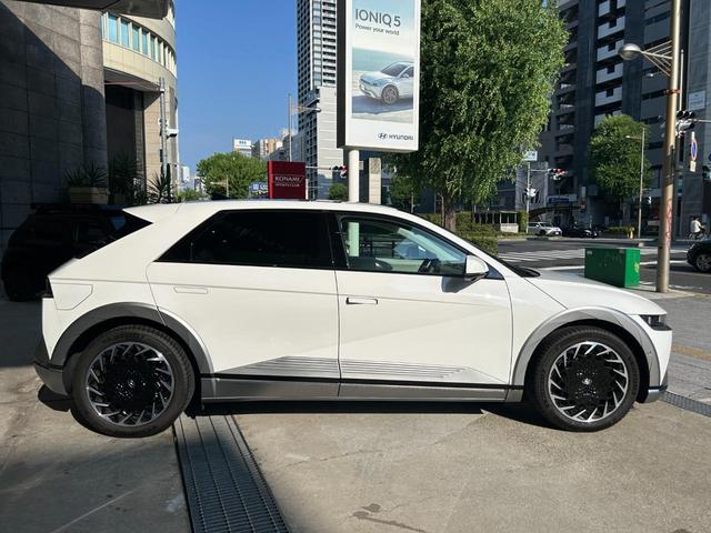アイオニック５ ラウンジ　ＡＷＤ　ヒョンデ正規認定中古車　ワンオーナー　ビジョンルーフ　本革シート　１２．３インチモニター　ヘッドアップディスプレイ　ビルトインドライブレコーダー　アラウンドビューモニター　１９インチアルミホイール（33枚目）
