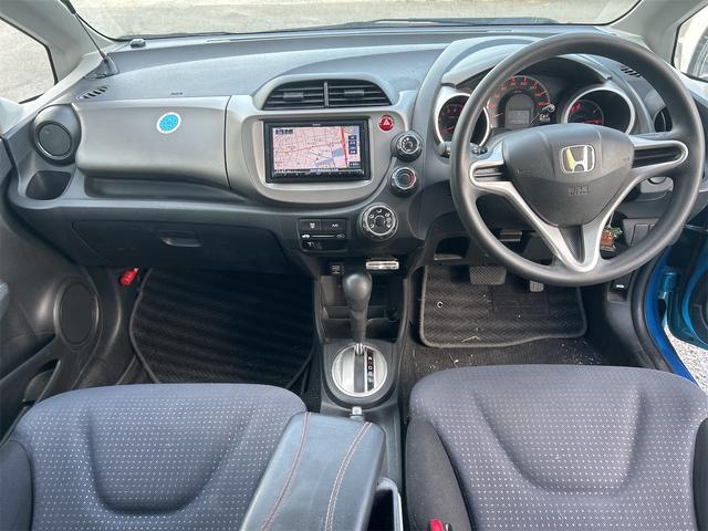 フィット Ｇ　ＥＴＣ　ナビ　アルミホイール　キーレスエントリー　ＣＶＴ　盗難防止システム　衝突安全ボディ　ＡＢＳ　エアコン　パワーステアリング　パワーウィンドウ（2枚目）