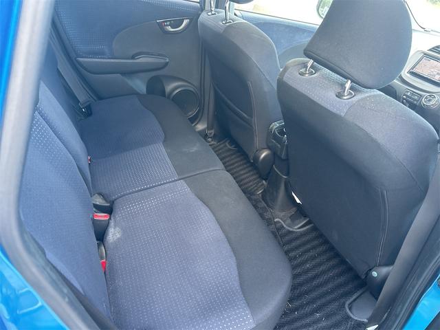 フィット Ｇ　ＥＴＣ　ナビ　アルミホイール　キーレスエントリー　ＣＶＴ　盗難防止システム　衝突安全ボディ　ＡＢＳ　エアコン　パワーステアリング　パワーウィンドウ（11枚目）