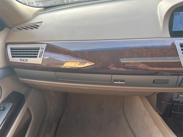 ７シリーズ ７４０ｉ　ドライブレコーダー　ＥＴＣ　クリアランスソナー　オートクルーズコントロール　ナビ　アルミホイール　ＨＩＤ　サンルーフ　ＡＴ　キーレスエントリー　盗難防止システム　パワーシート　ＣＤ　ＭＤ（7枚目）