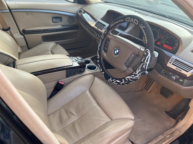 ７シリーズ ７４０ｉ　ドライブレコーダー　ＥＴＣ　クリアランスソナー　オートクルーズコントロール　ナビ　アルミホイール　ＨＩＤ　サンルーフ　ＡＴ　キーレスエントリー　盗難防止システム　パワーシート　ＣＤ　ＭＤ（27枚目）