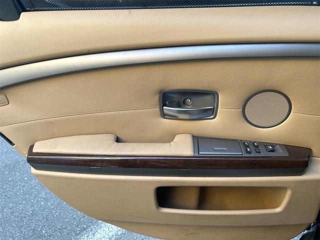 ７シリーズ ７４０ｉ　ドライブレコーダー　ＥＴＣ　クリアランスソナー　オートクルーズコントロール　ナビ　アルミホイール　ＨＩＤ　サンルーフ　ＡＴ　キーレスエントリー　盗難防止システム　パワーシート　ＣＤ　ＭＤ（53枚目）