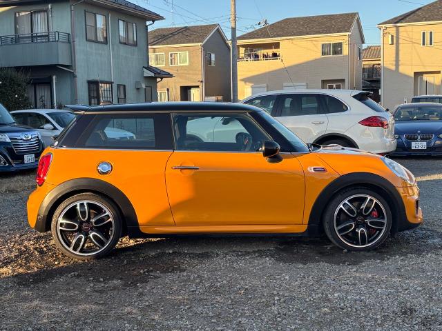 ＭＩＮＩ ジョンクーパーワークス　ジョンクーパーワークス（４名）　ワンオーナー　後ＰＤＣ　Ｂｌｕｅｔｏｏｔｈ接続　ナビ　ＬＥＤライト　バックモニター　盗難防止システム　ＨＤＤナビ　カーテンエアバッグ　ＵＳＢ　エアコン　オートライト（4枚目）