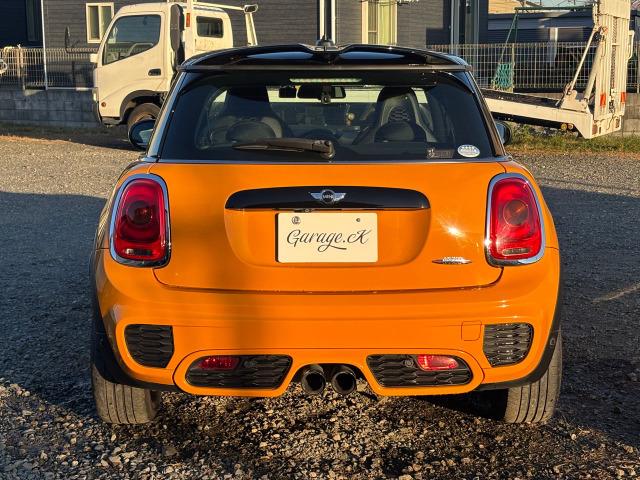 ＭＩＮＩ ジョンクーパーワークス　ジョンクーパーワークス（４名）　ワンオーナー　後ＰＤＣ　Ｂｌｕｅｔｏｏｔｈ接続　ナビ　ＬＥＤライト　バックモニター　盗難防止システム　ＨＤＤナビ　カーテンエアバッグ　ＵＳＢ　エアコン　オートライト（6枚目）