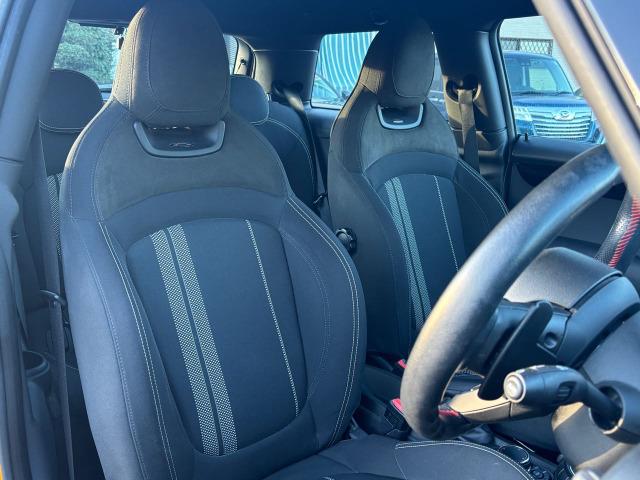 ＭＩＮＩ ジョンクーパーワークス　ジョンクーパーワークス（４名）　ワンオーナー　後ＰＤＣ　Ｂｌｕｅｔｏｏｔｈ接続　ナビ　ＬＥＤライト　バックモニター　盗難防止システム　ＨＤＤナビ　カーテンエアバッグ　ＵＳＢ　エアコン　オートライト（12枚目）