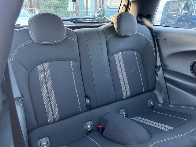 ＭＩＮＩ ジョンクーパーワークス　ジョンクーパーワークス（４名）　ワンオーナー　後ＰＤＣ　Ｂｌｕｅｔｏｏｔｈ接続　ナビ　ＬＥＤライト　バックモニター　盗難防止システム　ＨＤＤナビ　カーテンエアバッグ　ＵＳＢ　エアコン　オートライト（13枚目）