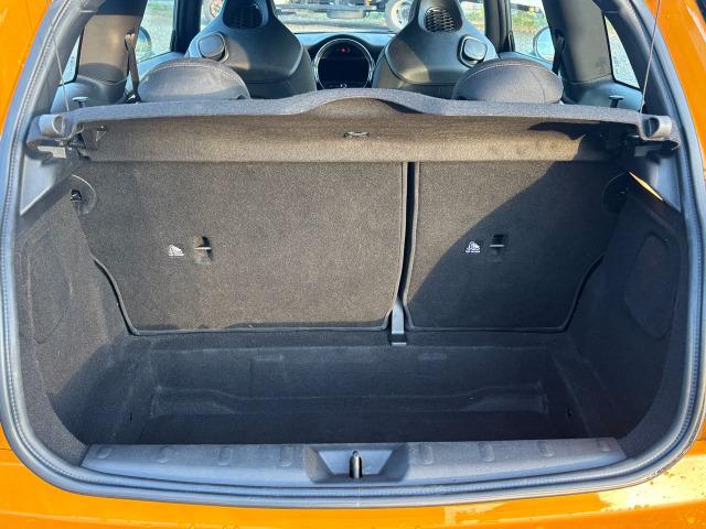 ＭＩＮＩ ジョンクーパーワークス　ジョンクーパーワークス（４名）　ワンオーナー　後ＰＤＣ　Ｂｌｕｅｔｏｏｔｈ接続　ナビ　ＬＥＤライト　バックモニター　盗難防止システム　ＨＤＤナビ　カーテンエアバッグ　ＵＳＢ　エアコン　オートライト（14枚目）