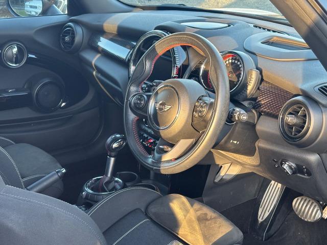 ＭＩＮＩ ジョンクーパーワークス　ジョンクーパーワークス（４名）　ワンオーナー　後ＰＤＣ　Ｂｌｕｅｔｏｏｔｈ接続　ナビ　ＬＥＤライト　バックモニター　盗難防止システム　ＨＤＤナビ　カーテンエアバッグ　ＵＳＢ　エアコン　オートライト（29枚目）