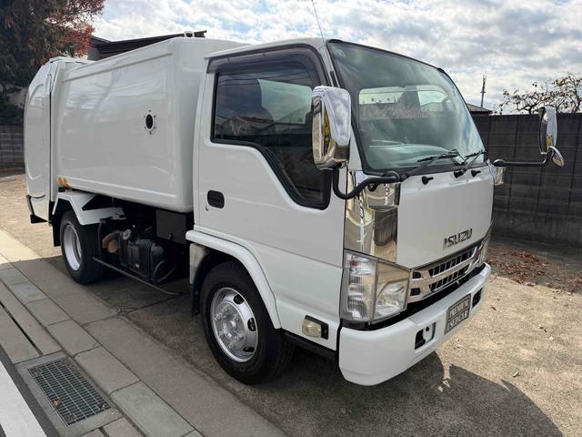 エルフトラック 　フジマイティー　５．１立米　連続巻き込み式パッカー車　６ＭＴ　３．５５ｔ　後輪ダブル　バックカメラ　アイドリングストップ　電動格納ミラー　エアコン　パワーウィンドウ　車検１年付き　ＮＯｘ・ＰＭ適合車（2枚目）