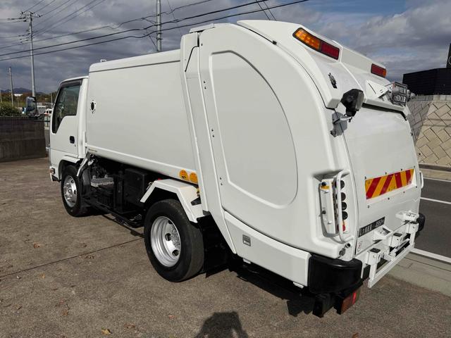 エルフトラック 　フジマイティー　５．１立米　連続巻き込み式パッカー車　６ＭＴ　３．５５ｔ　後輪ダブル　バックカメラ　アイドリングストップ　電動格納ミラー　エアコン　パワーウィンドウ　車検１年付き　ＮＯｘ・ＰＭ適合車（5枚目）