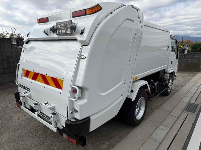 エルフトラック 　フジマイティー　５．１立米　連続巻き込み式パッカー車　６ＭＴ　３．５５ｔ　後輪ダブル　バックカメラ　アイドリングストップ　電動格納ミラー　エアコン　パワーウィンドウ　車検１年付き　ＮＯｘ・ＰＭ適合車（6枚目）