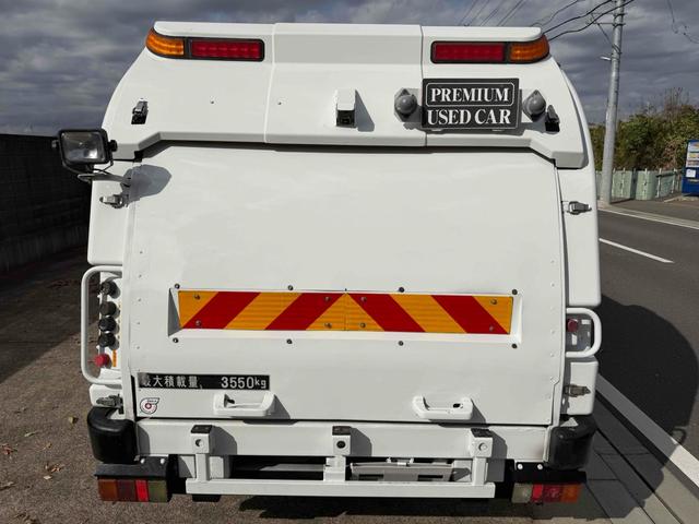 エルフトラック 　フジマイティー　５．１立米　連続巻き込み式パッカー車　６ＭＴ　３．５５ｔ　後輪ダブル　バックカメラ　アイドリングストップ　電動格納ミラー　エアコン　パワーウィンドウ　車検１年付き　ＮＯｘ・ＰＭ適合車（7枚目）
