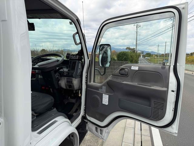 エルフトラック 　フジマイティー　５．１立米　連続巻き込み式パッカー車　６ＭＴ　３．５５ｔ　後輪ダブル　バックカメラ　アイドリングストップ　電動格納ミラー　エアコン　パワーウィンドウ　車検１年付き　ＮＯｘ・ＰＭ適合車（8枚目）