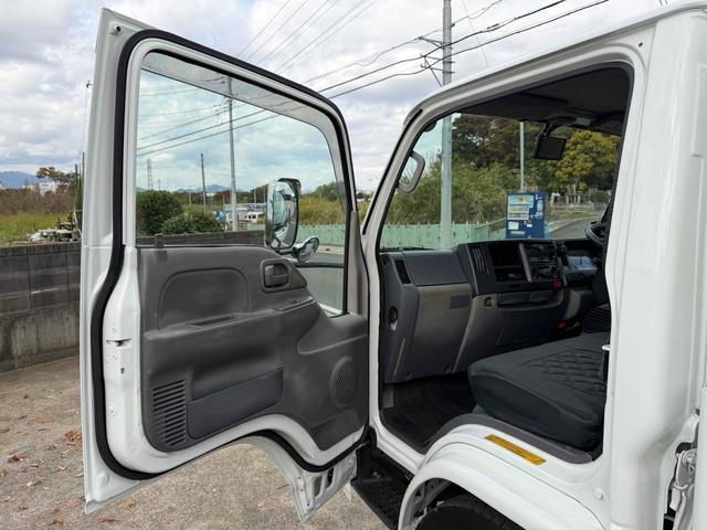 エルフトラック 　フジマイティー　５．１立米　連続巻き込み式パッカー車　６ＭＴ　３．５５ｔ　後輪ダブル　バックカメラ　アイドリングストップ　電動格納ミラー　エアコン　パワーウィンドウ　車検１年付き　ＮＯｘ・ＰＭ適合車（9枚目）