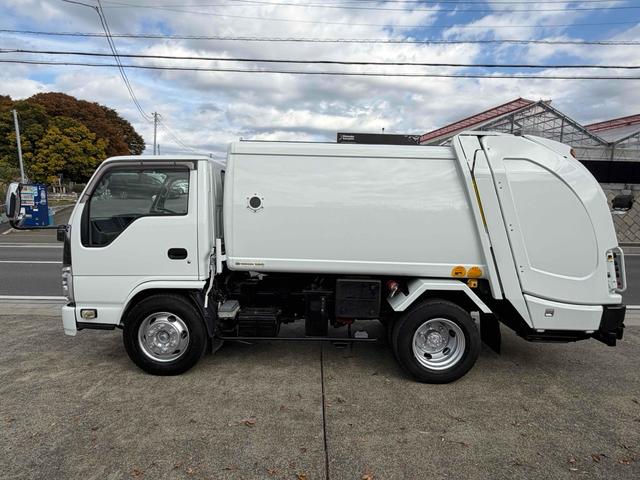エルフトラック 　フジマイティー　５．１立米　連続巻き込み式パッカー車　６ＭＴ　３．５５ｔ　後輪ダブル　バックカメラ　アイドリングストップ　電動格納ミラー　エアコン　パワーウィンドウ　車検１年付き　ＮＯｘ・ＰＭ適合車（12枚目）