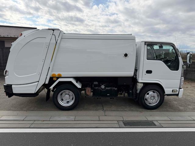エルフトラック 　フジマイティー　５．１立米　連続巻き込み式パッカー車　６ＭＴ　３．５５ｔ　後輪ダブル　バックカメラ　アイドリングストップ　電動格納ミラー　エアコン　パワーウィンドウ　車検１年付き　ＮＯｘ・ＰＭ適合車（13枚目）