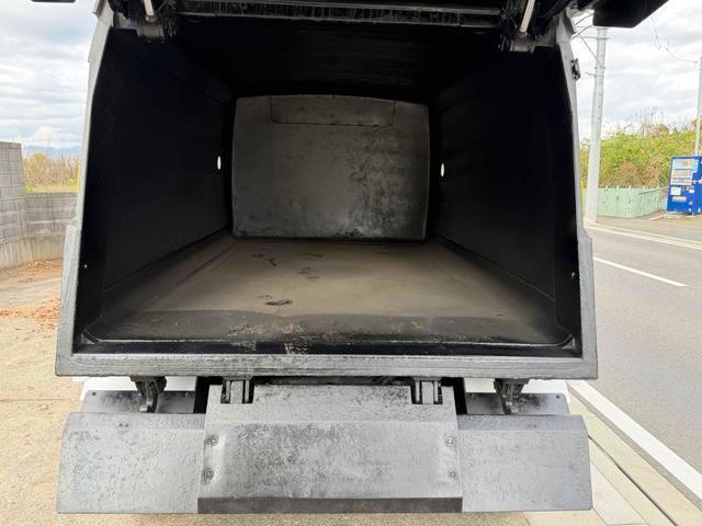 エルフトラック 　フジマイティー　５．１立米　連続巻き込み式パッカー車　６ＭＴ　３．５５ｔ　後輪ダブル　バックカメラ　アイドリングストップ　電動格納ミラー　エアコン　パワーウィンドウ　車検１年付き　ＮＯｘ・ＰＭ適合車（16枚目）
