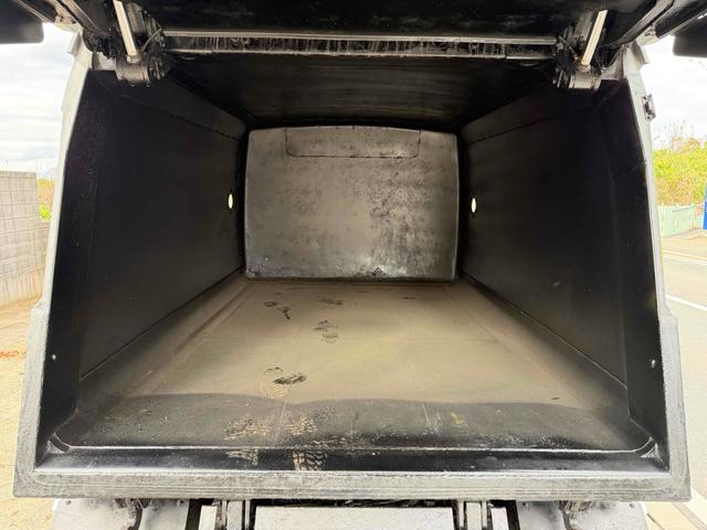 エルフトラック 　フジマイティー　５．１立米　連続巻き込み式パッカー車　６ＭＴ　３．５５ｔ　後輪ダブル　バックカメラ　アイドリングストップ　電動格納ミラー　エアコン　パワーウィンドウ　車検１年付き　ＮＯｘ・ＰＭ適合車（17枚目）