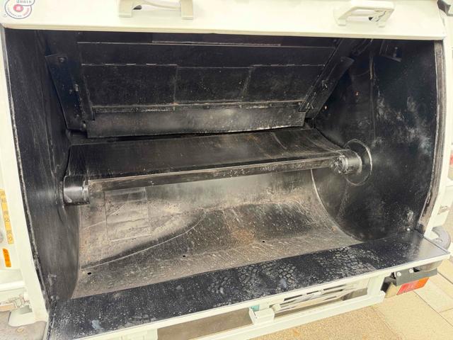 エルフトラック 　フジマイティー　５．１立米　連続巻き込み式パッカー車　６ＭＴ　３．５５ｔ　後輪ダブル　バックカメラ　アイドリングストップ　電動格納ミラー　エアコン　パワーウィンドウ　車検１年付き　ＮＯｘ・ＰＭ適合車（18枚目）