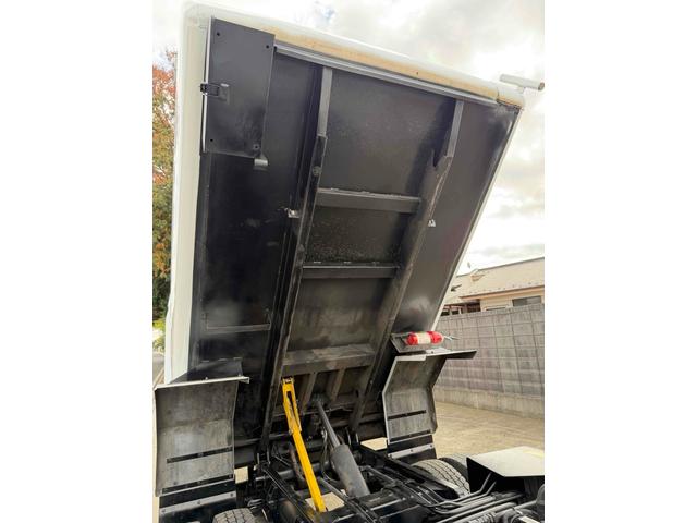 エルフトラック 　フジマイティー　５．１立米　連続巻き込み式パッカー車　６ＭＴ　３．５５ｔ　後輪ダブル　バックカメラ　アイドリングストップ　電動格納ミラー　エアコン　パワーウィンドウ　車検１年付き　ＮＯｘ・ＰＭ適合車（20枚目）