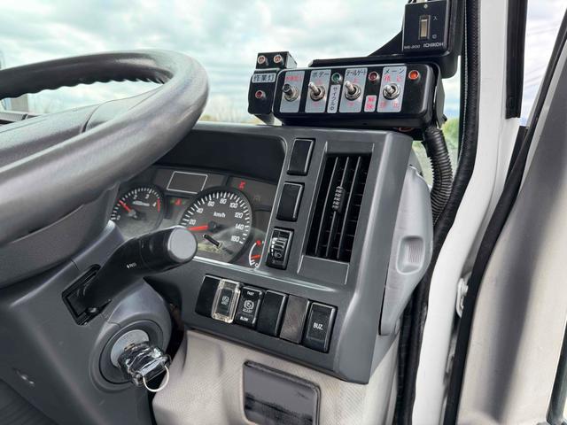 エルフトラック 　フジマイティー　５．１立米　連続巻き込み式パッカー車　６ＭＴ　３．５５ｔ　後輪ダブル　バックカメラ　アイドリングストップ　電動格納ミラー　エアコン　パワーウィンドウ　車検１年付き　ＮＯｘ・ＰＭ適合車（23枚目）