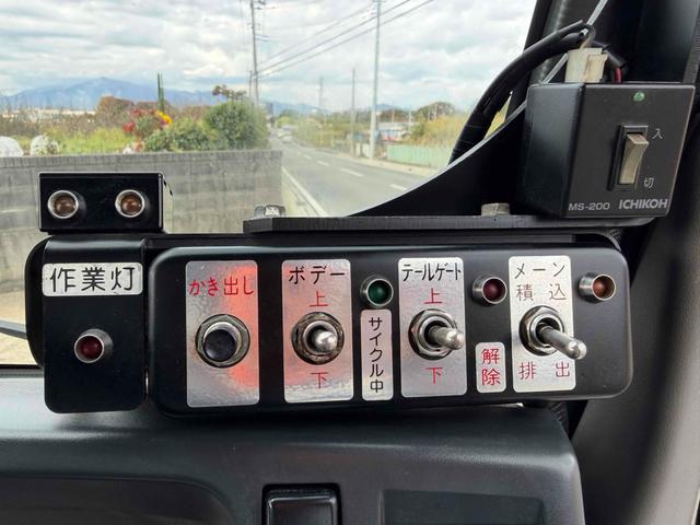 エルフトラック 　フジマイティー　５．１立米　連続巻き込み式パッカー車　６ＭＴ　３．５５ｔ　後輪ダブル　バックカメラ　アイドリングストップ　電動格納ミラー　エアコン　パワーウィンドウ　車検１年付き　ＮＯｘ・ＰＭ適合車（27枚目）