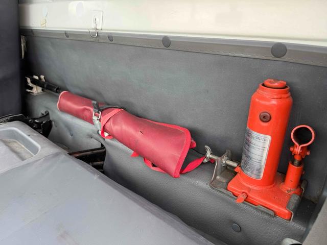 エルフトラック 　フジマイティー　５．１立米　連続巻き込み式パッカー車　６ＭＴ　３．５５ｔ　後輪ダブル　バックカメラ　アイドリングストップ　電動格納ミラー　エアコン　パワーウィンドウ　車検１年付き　ＮＯｘ・ＰＭ適合車（29枚目）