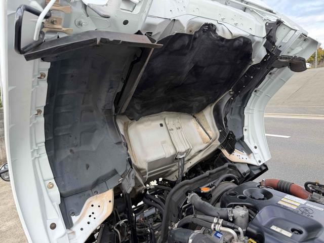 エルフトラック 　フジマイティー　５．１立米　連続巻き込み式パッカー車　６ＭＴ　３．５５ｔ　後輪ダブル　バックカメラ　アイドリングストップ　電動格納ミラー　エアコン　パワーウィンドウ　車検１年付き　ＮＯｘ・ＰＭ適合車（30枚目）